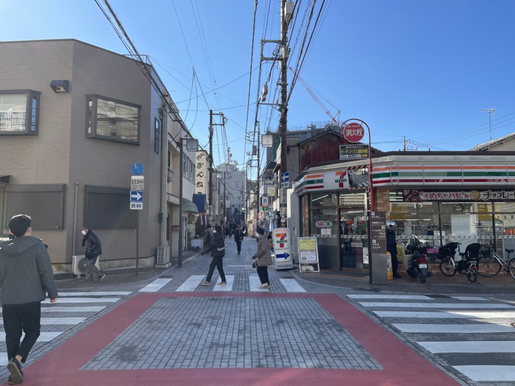 玉蔵院通りと裏門通りの交差点の位置です。